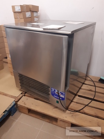 Wyposażenie i sprzęt kuchenny - pakiet zawierający 16 poz. asort. (wg oddzielnego wykazu), w tym m.in.: krajalnica pieczywa, schładzarka szokowa, pakowarka próżniowa itp. 